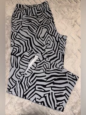 Susan Graver grey/black printed liquid knit ankle pants with slits Size 2X